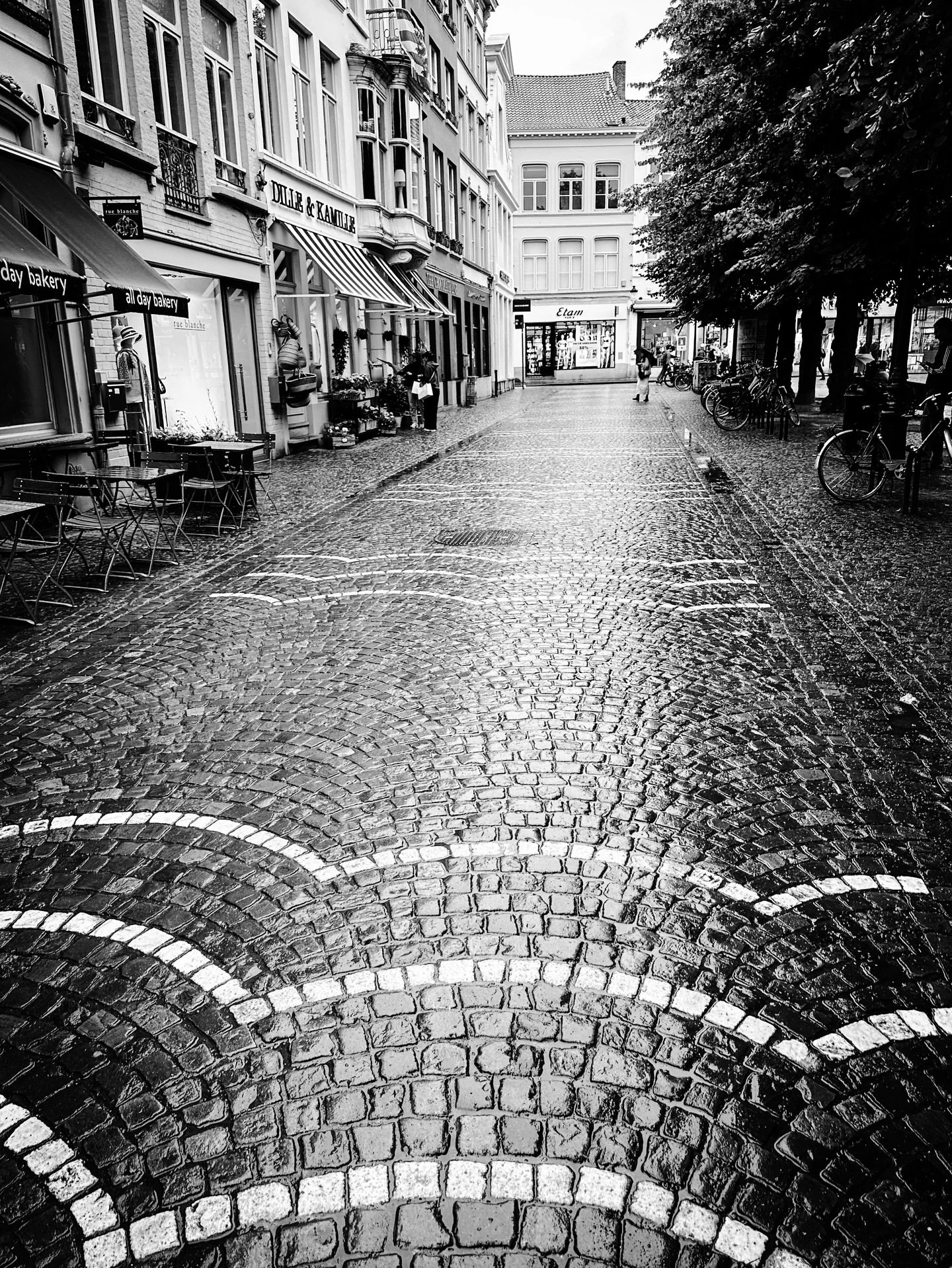 Rainy days (2 years ago) #streetphotography #streetphotos #belgium #blackandwhitephotography #blackandwhite #repost #latergram #tbt #architecture #rainy #rainyday