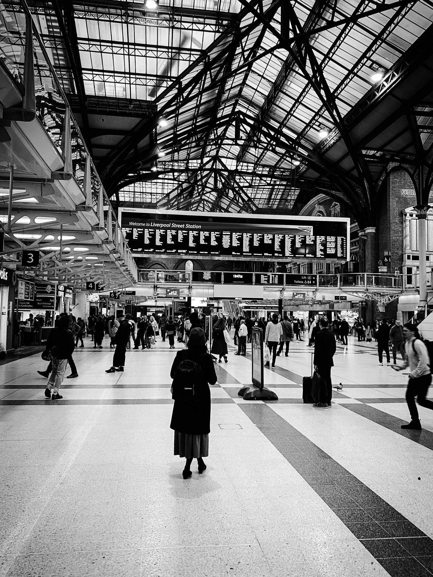London, England (3 years ago) #throwback #london #england #architecture #blackandwhite #blackandwhitephotography #trainstation
