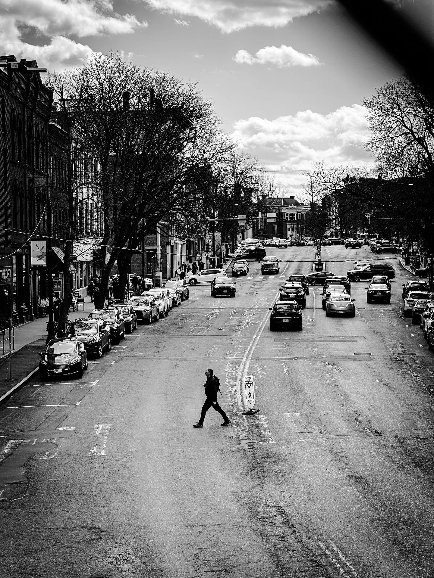 More street views #streetphotos #streetphotography #blackandwhite #blackandwhitephotography #architecture #clouds #architecture #framewithinaframe