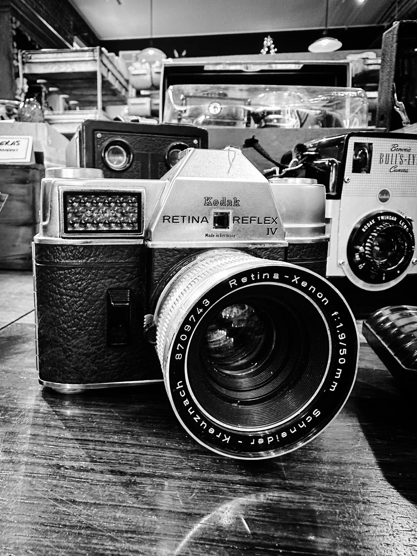 Cameras &amp; photos @loottheshop #cameras #vintage #antique #retro #photos #historicphotos #blackandwhite #blackandwhitephotography #filmcameras