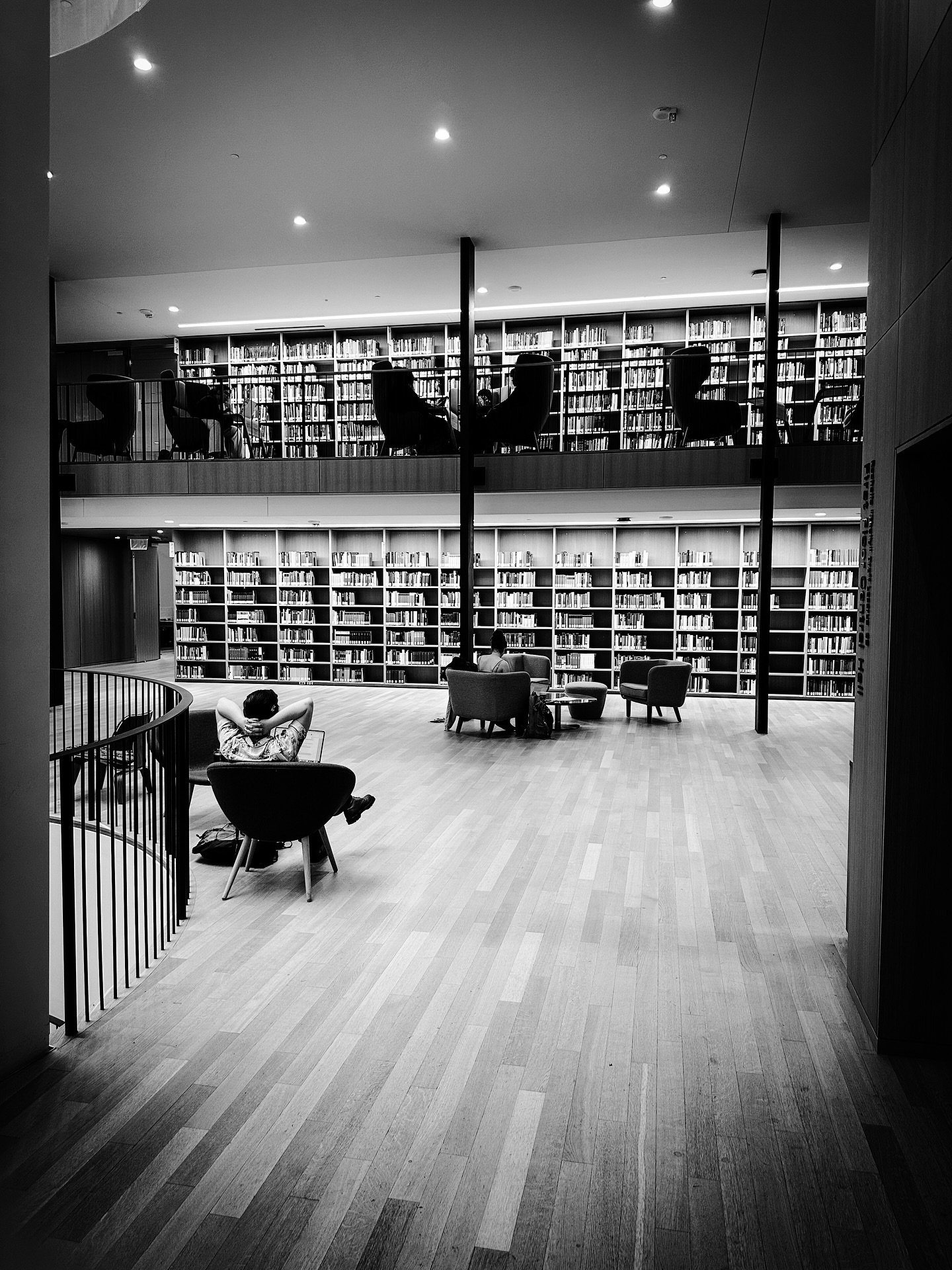 Library view #library #libraries @smithcollege @smithlibraries #librariesareforeveryone #librariesofinstagram #blackandwhite #blackandwhitephotography #architecture