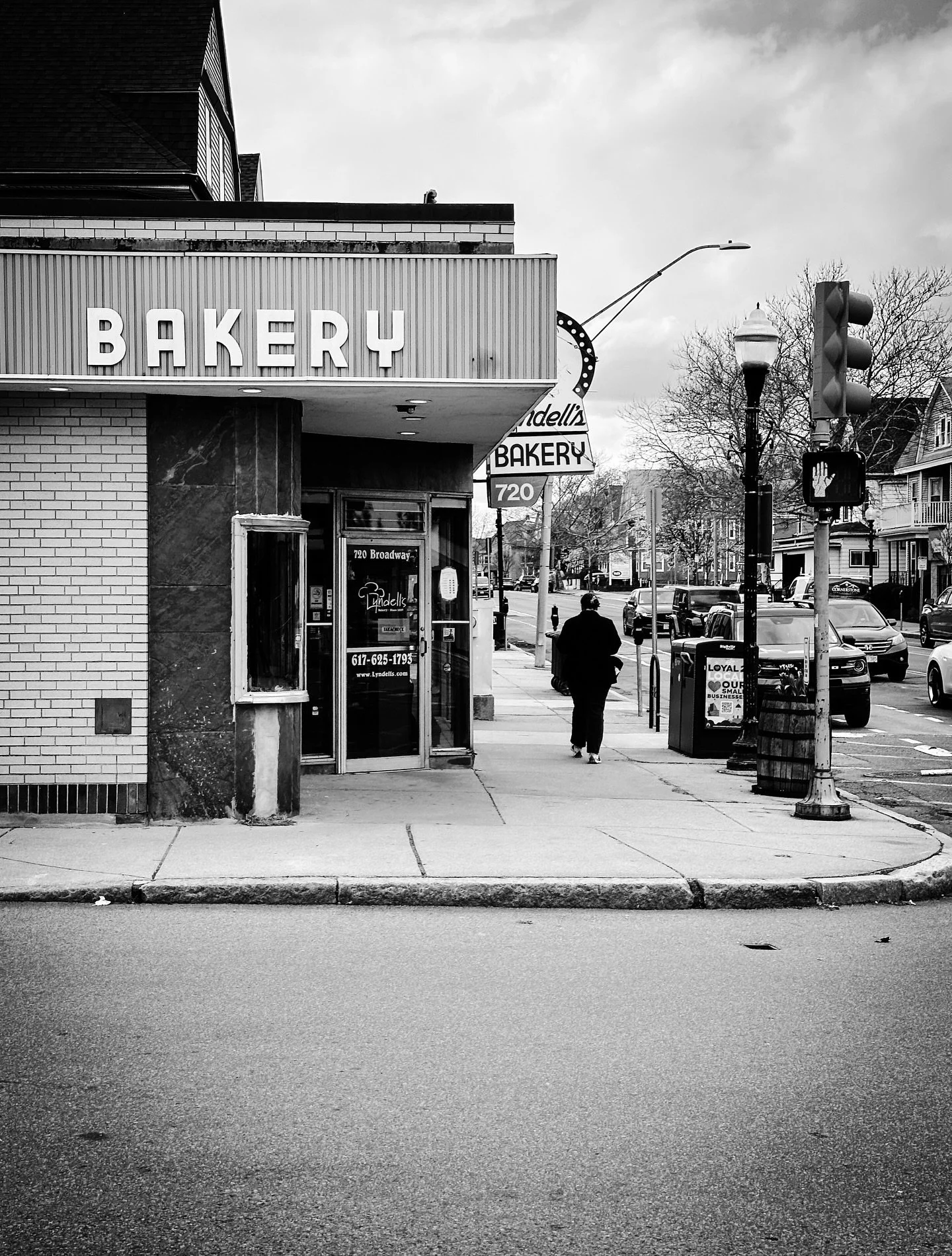 Timeless in Somerville, MA #timeless #somervillema #streetphotos #streetphotography #retro #vintage #architecture #trail #path #blackandwhite #blackandwhitephotography