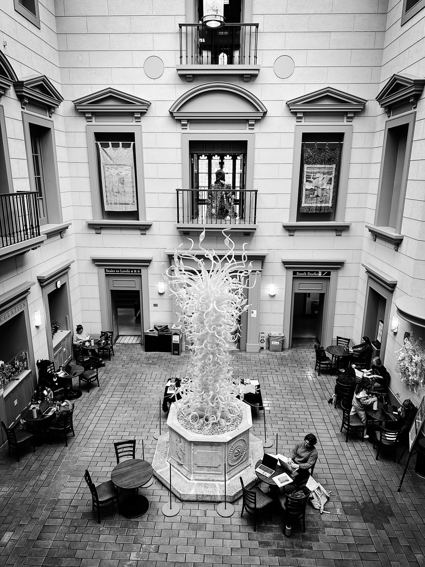 Buildings I like @mtholyoke #architecture #library #libraries #blackandwhite #blackandwhitephotography #classic #timeless @chihulystudio #sculpture #glasssculpture