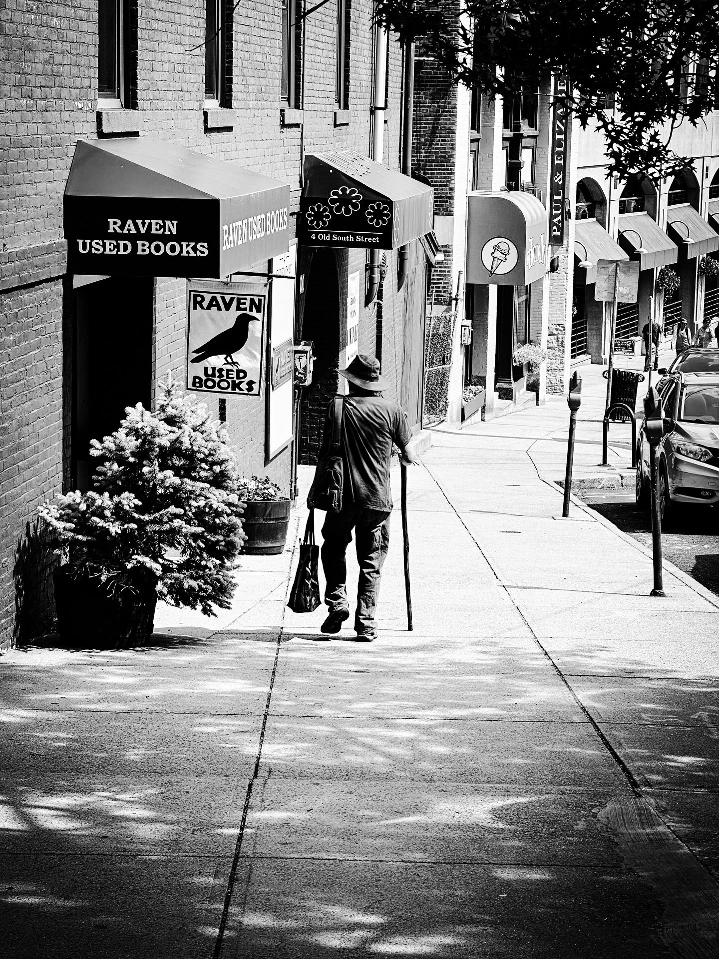 #streetphotography @ravenusedbooks #streetphotos #blackandwhite #blackandwhitephotography #architecture #shadows
