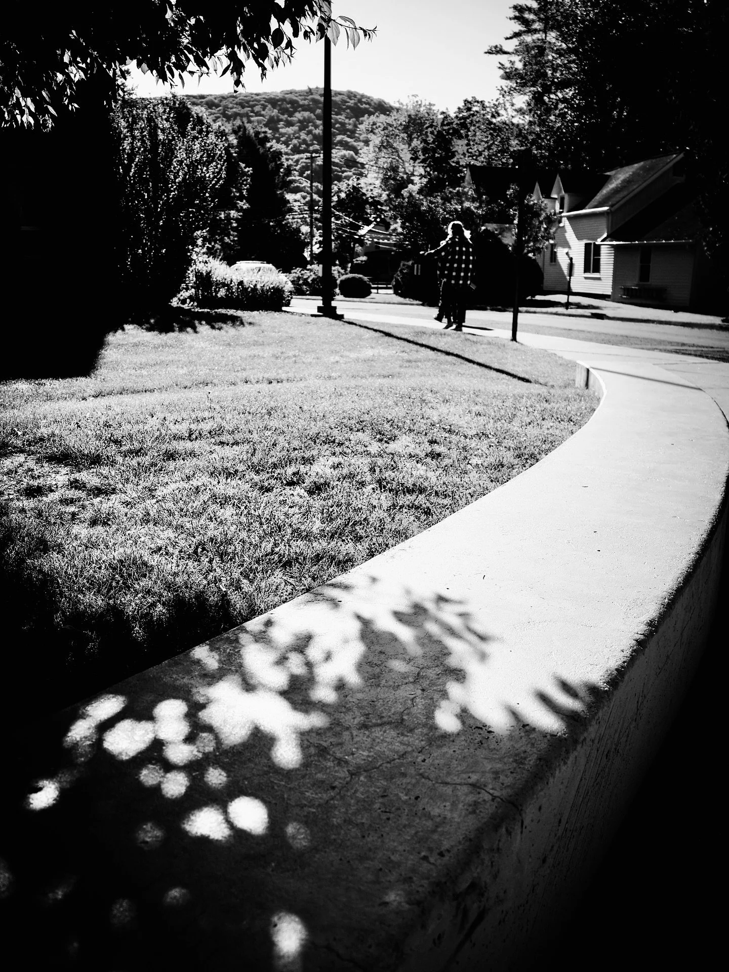 Feels like summer #leadinglines #shadows #blackandwhite #blackandwhitephotography #architecture #landscape #sunny #sun
