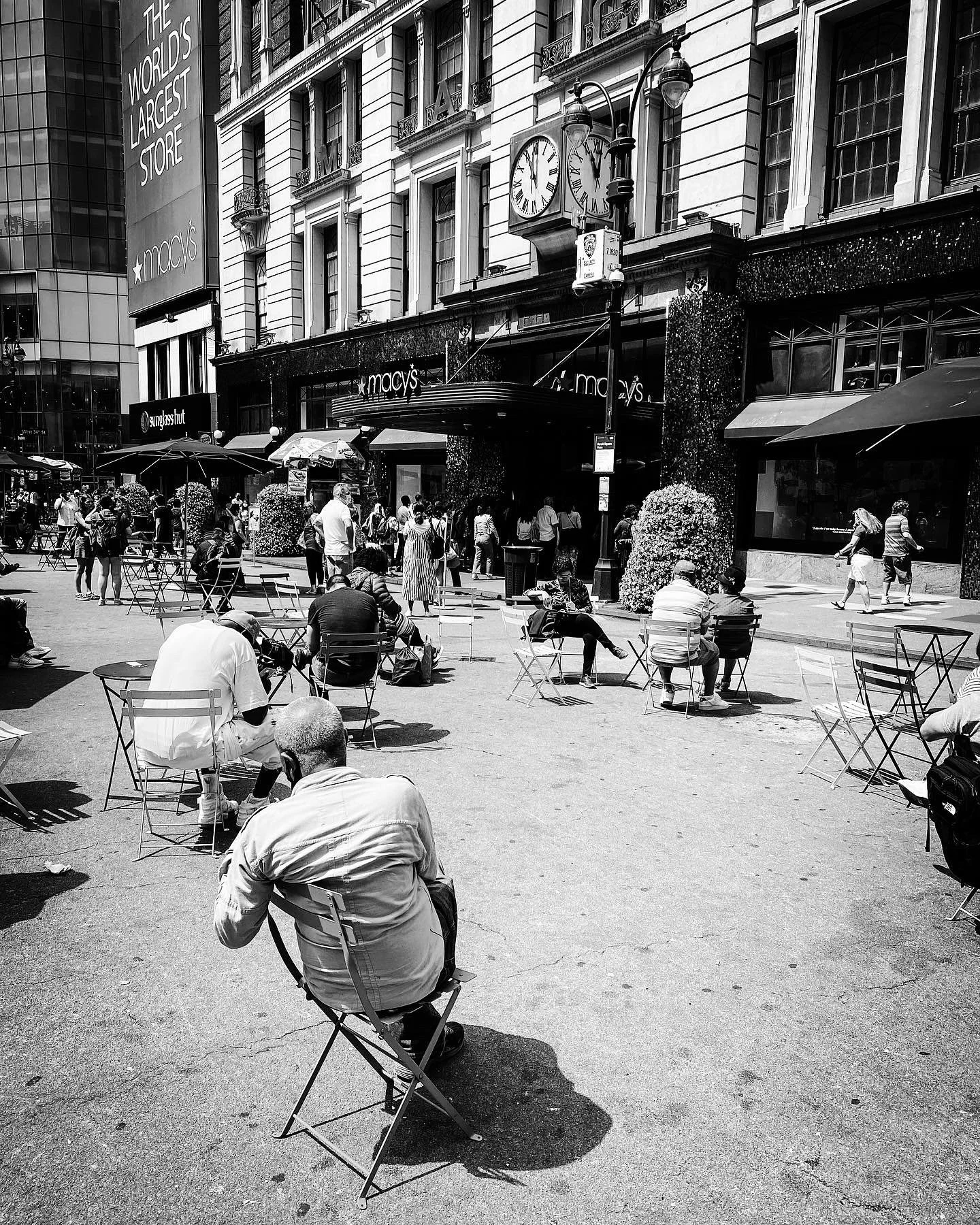 NYC street scenes #streetphotography #streetphotos #blackandwhitephotography #blackandwhite #nyc #newyorkcity (2022) #timeless #city #architechture #summer #throwback