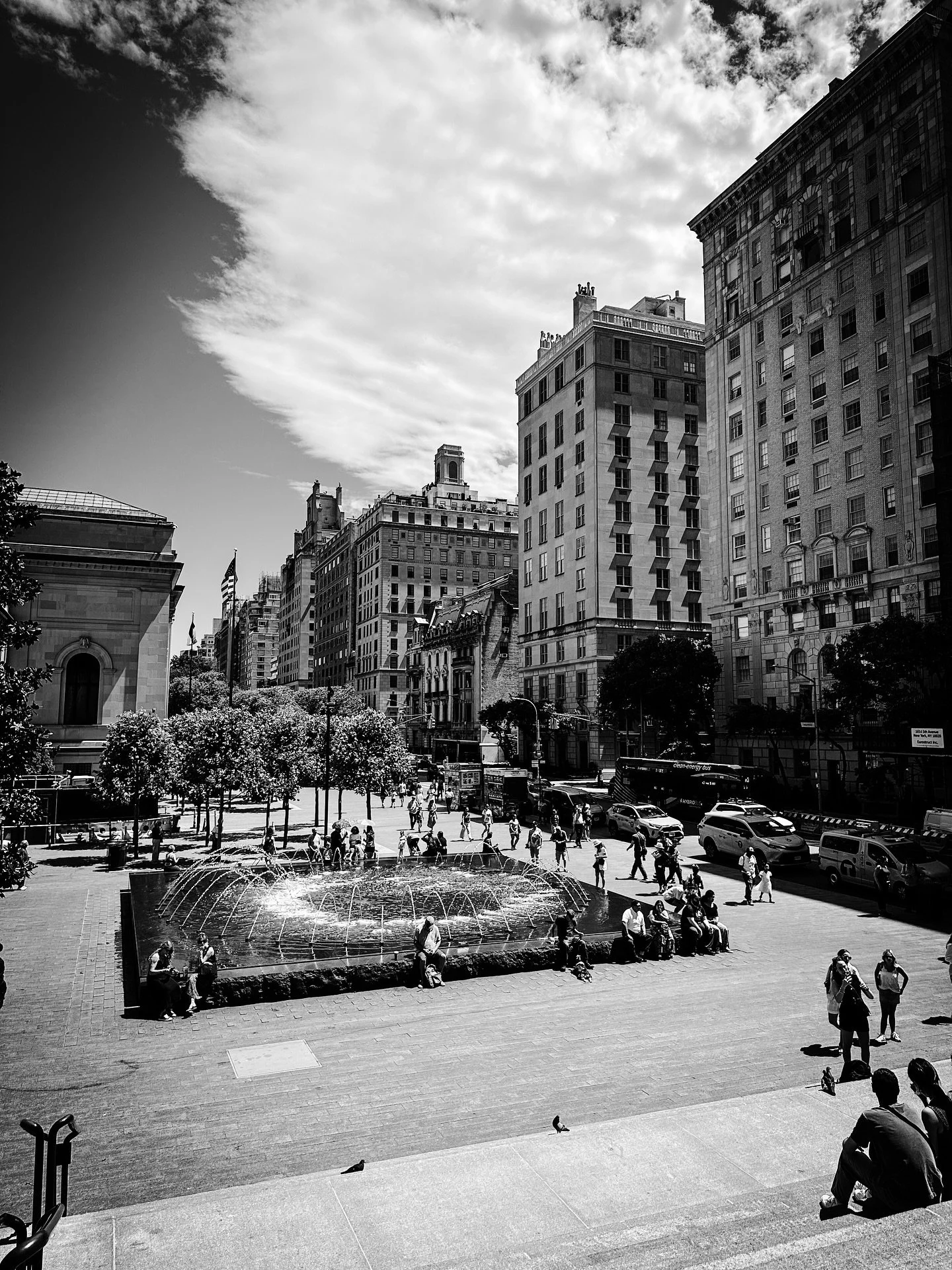 New York City views @metmuseum #nyc #newyorkcity #blackandwhite #blackandwhitephotography #streetphotos #streetphotography #architecture #citylife #cityvibes #clouds #summer