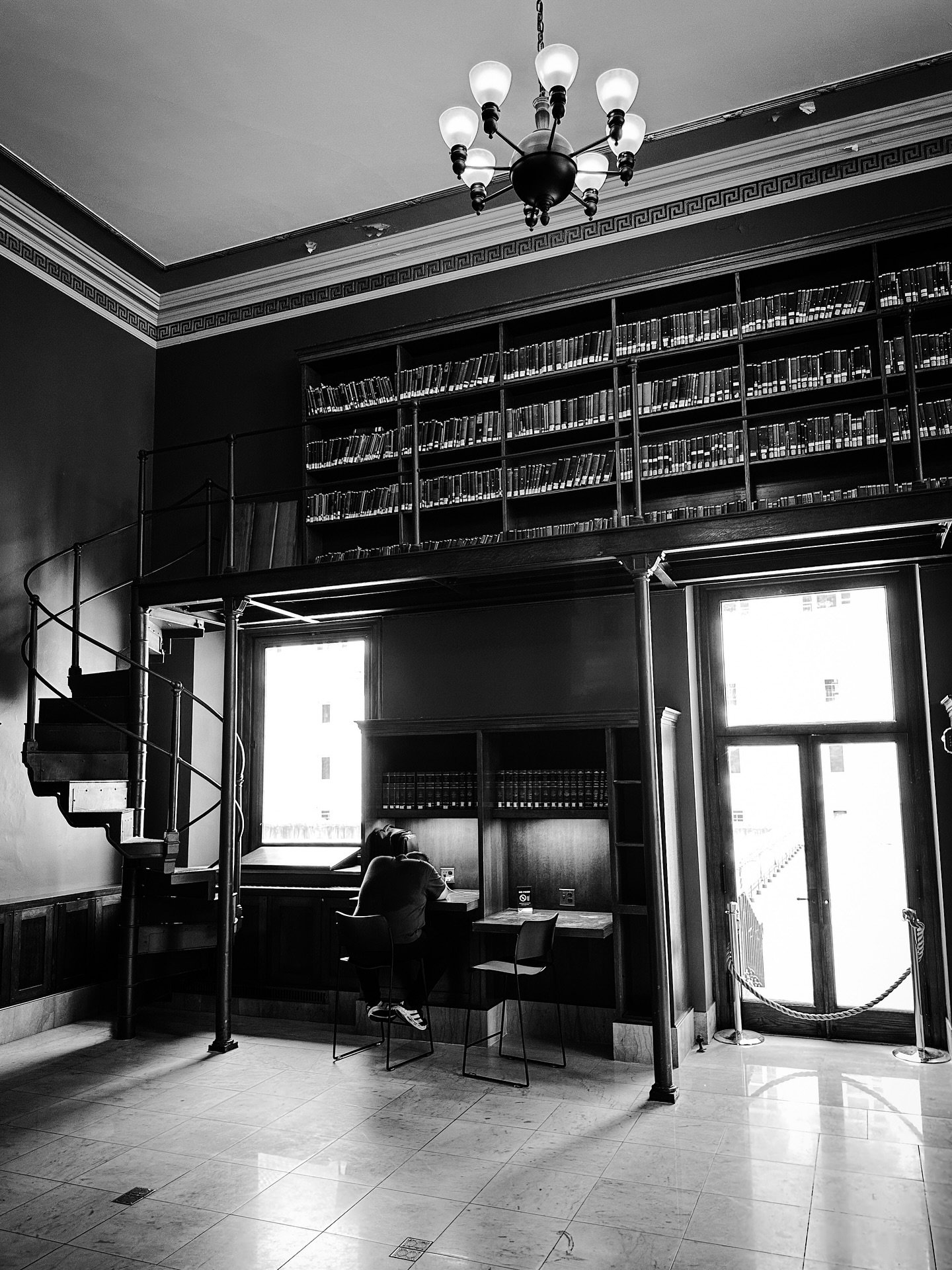 Sleepy time #architecture #sleepy #historic #blackandwhitephotography #blackandwhite @bplboston #library #librariesofinstagram #libraries