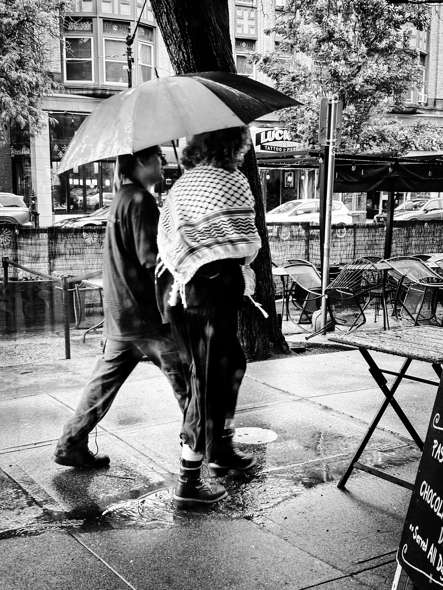 Rainy day ☔️#streetphotos #streetphotography #blackandwhite #blackandwhitephotography #rain #rainy #rainyday