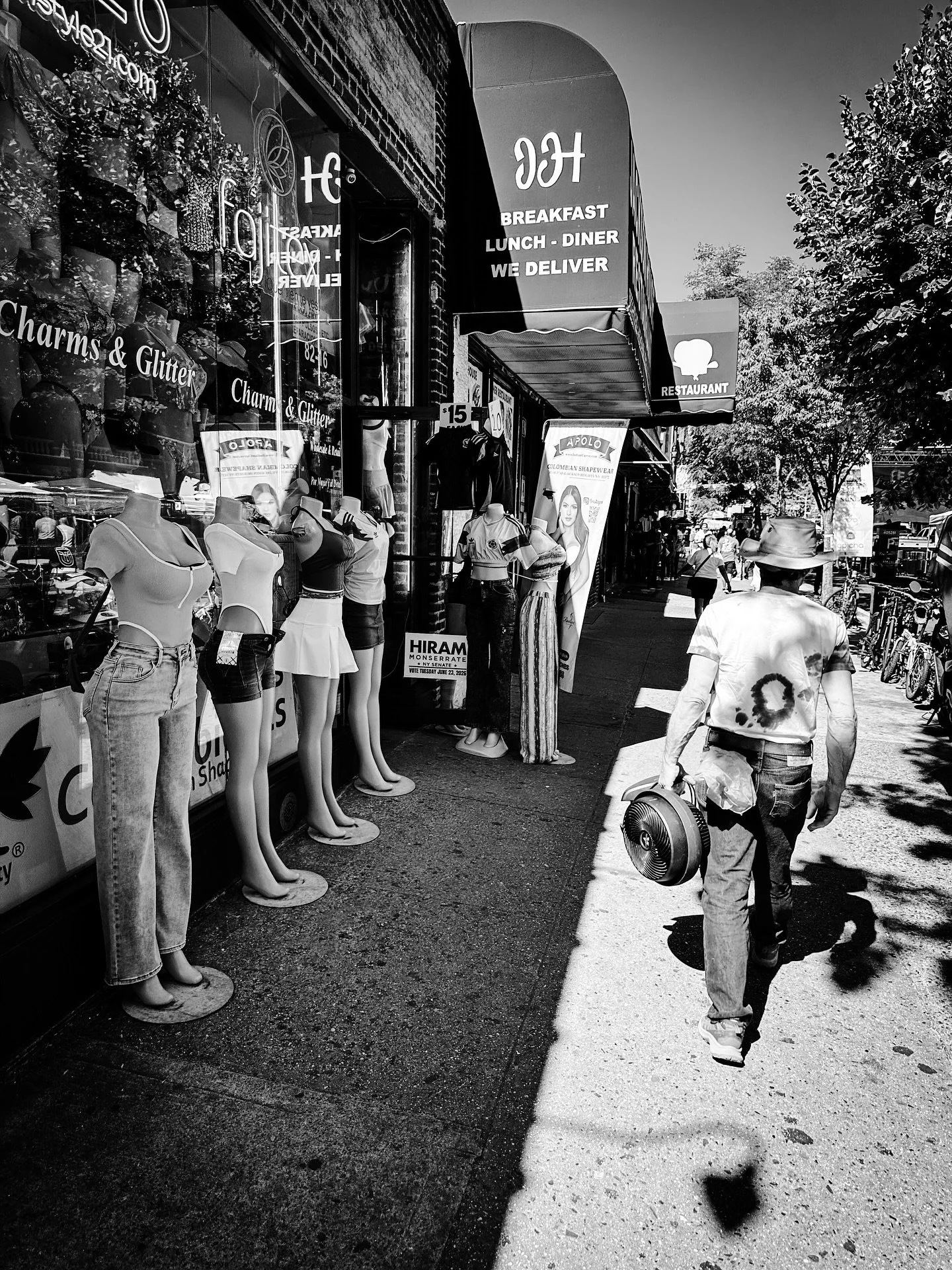 Queens, NY #streetphotos #streetphotography #blackandwhite #blackandwhitephotography #queensnyc #queensny