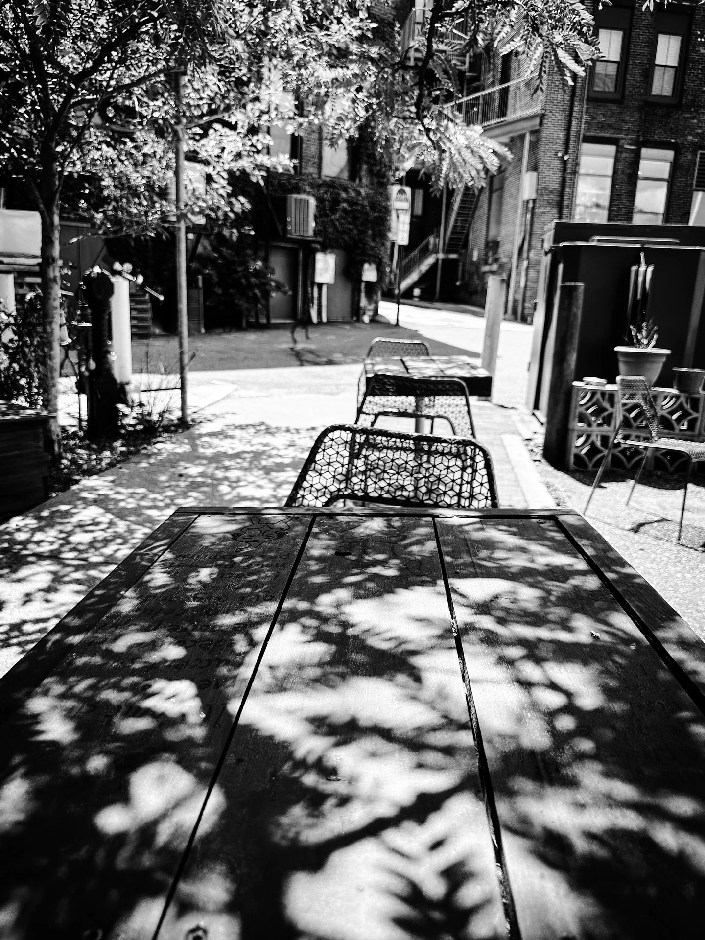 Iced coffee time #summer #summervibes #sunlight #shadows #streetscene #streetphotos #streetphotography #blackandwhite #blackandwhitephotography #timeless @amberlanecafepub