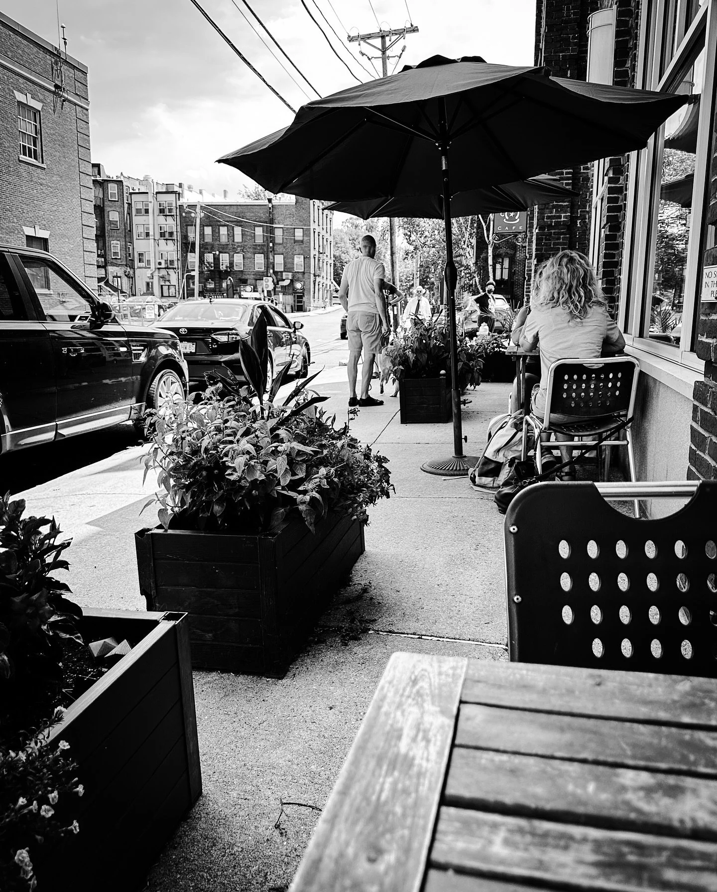 In town today @woodstarcafe #summer #blackandwhite #blackandwhitephotography #streetphotos #streetphotography #sun #shadows #timeless
