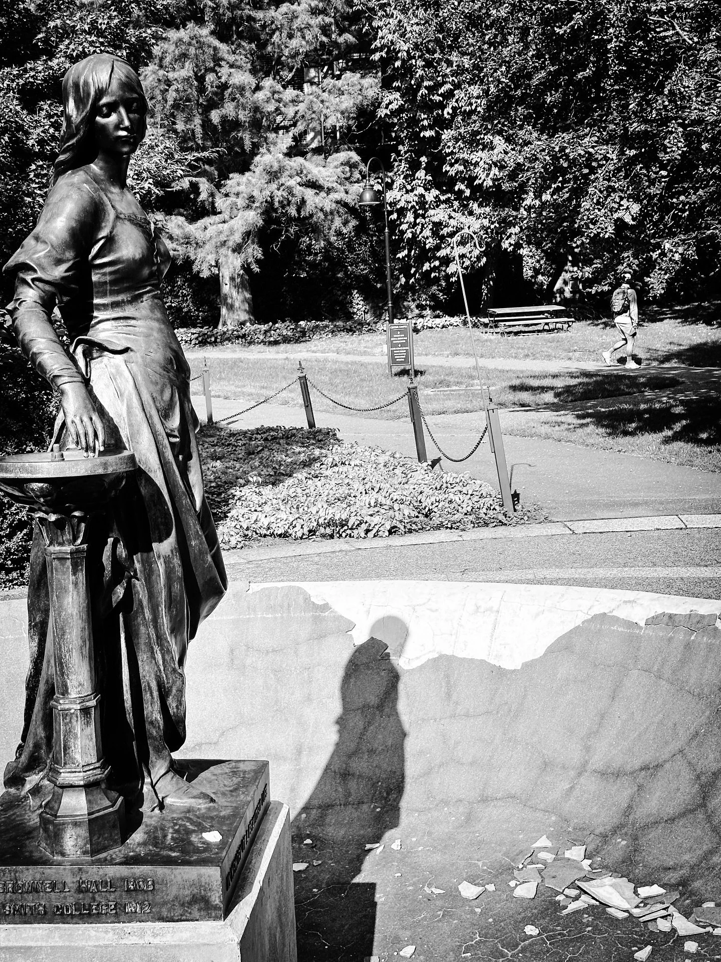 More from today #streetphotos #streetphotography #blackandwhitephotography #blackandwhite #sculpture #shadows