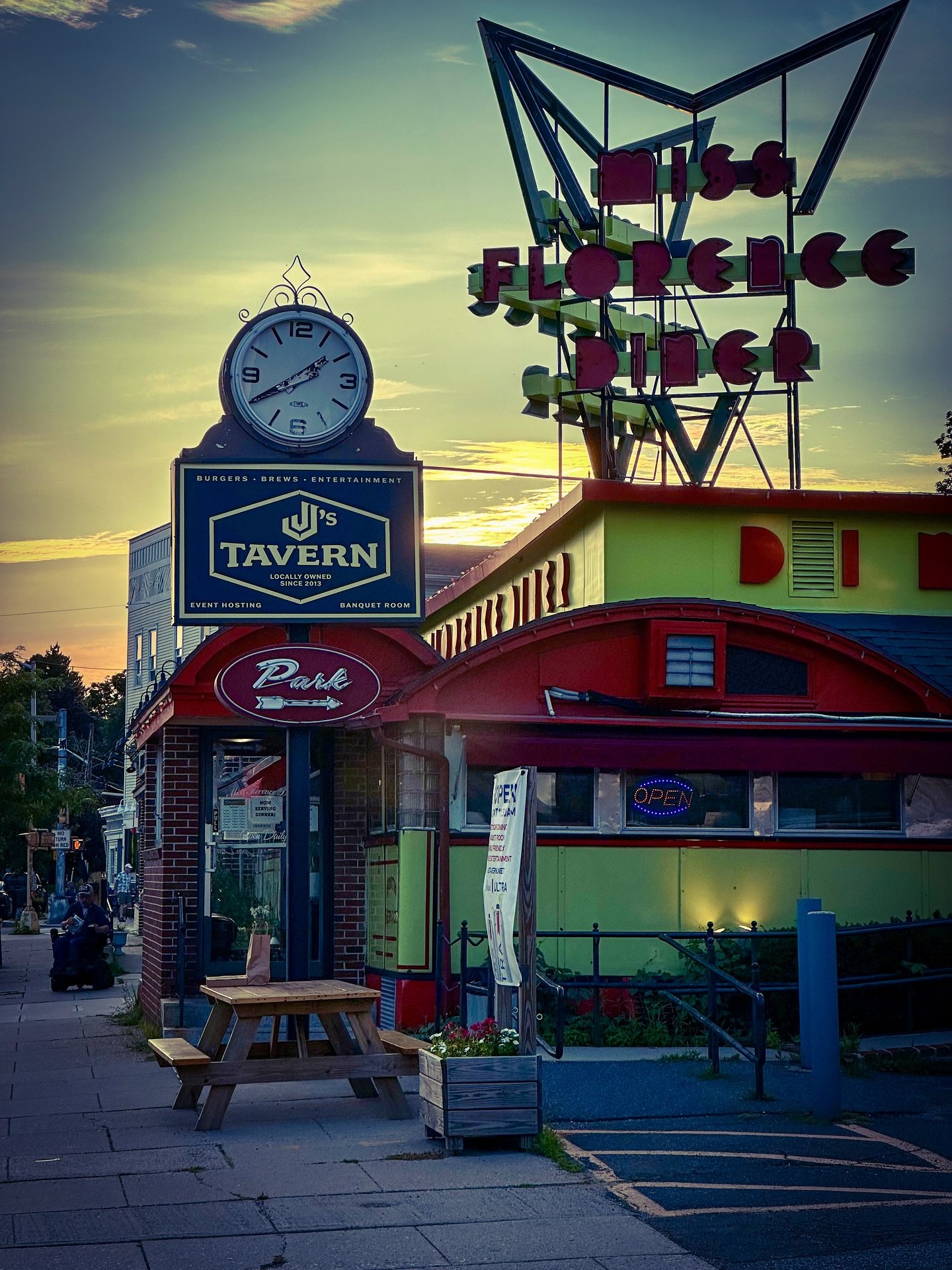 Diner sunset @missflorencediner #diner #diners #colors #colorphotography #retro #vintage #sunset #blackandwhite #blackandwhitephotography