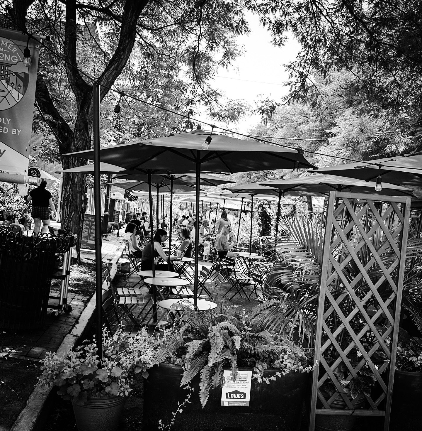 @summeronstrong #streetscene #streetphotos #streetphotography #blackandwhite #blackandwhitephotography #summer