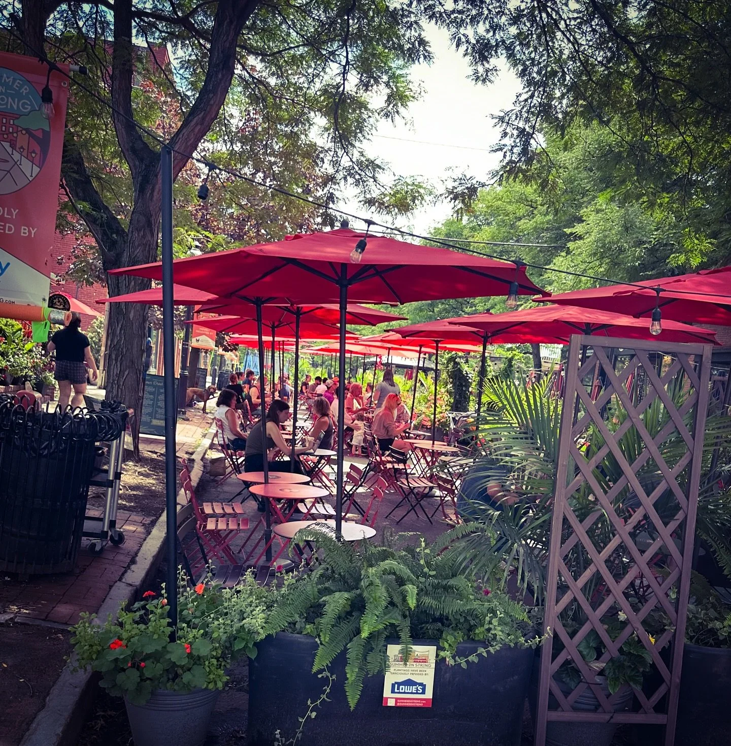 @summeronstrong #streetscene #streetphotos #streetphotography #colors #colorphotography #summer