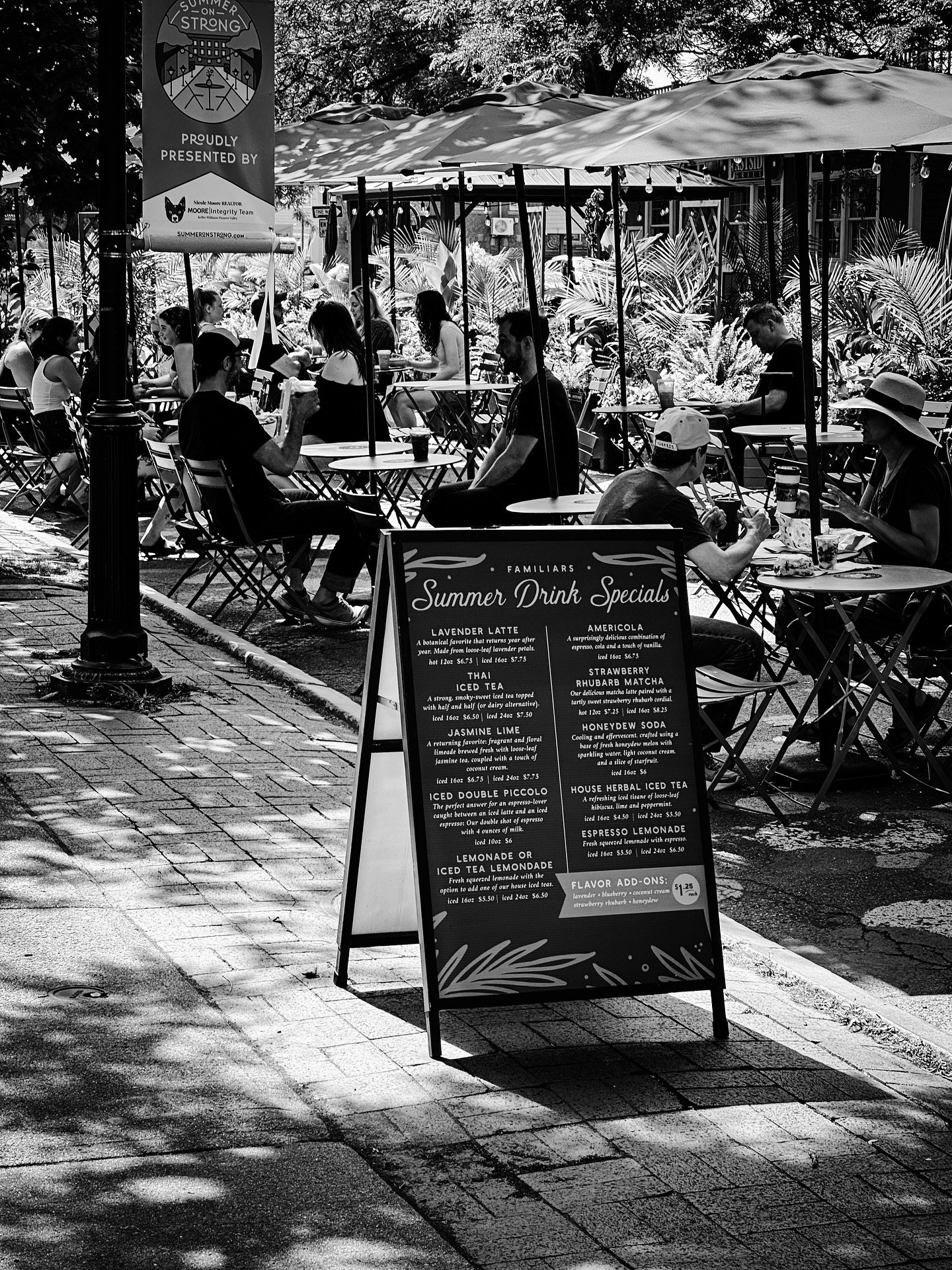 More @summeronstrong #summer #streetphotography #streetphotos #blackandwhite #blackandwhitephotography #shadows #sunlight