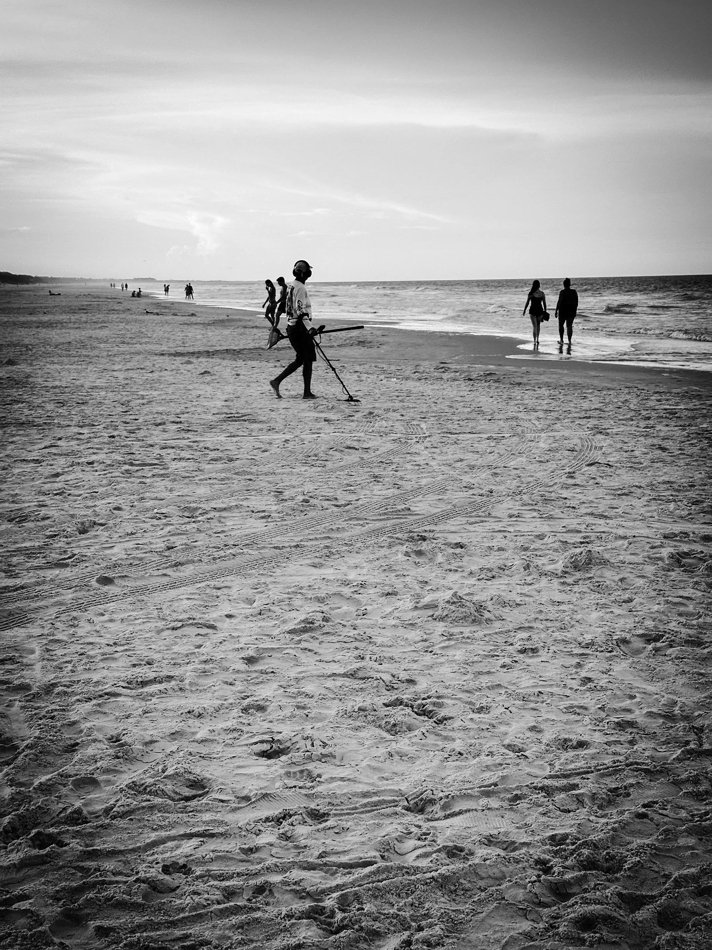 Beach views #beach #ocean #oceanbeach #blackandwhite #blackandwhitephotography #silhouette #summer #summervibes #streetphotography