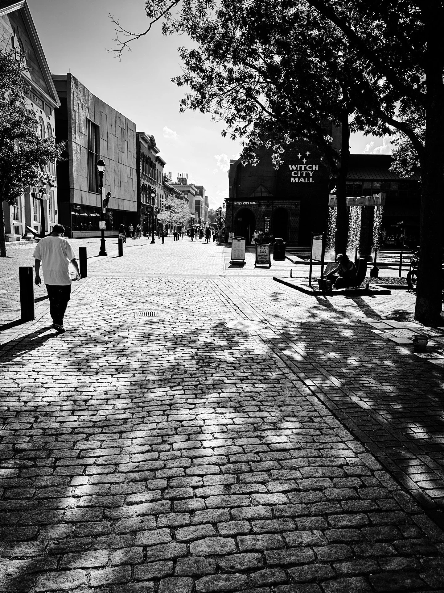 Summer streets #streetphotos #streetphotography #blackandwhite #blackandwhitephotography #architecture #summer