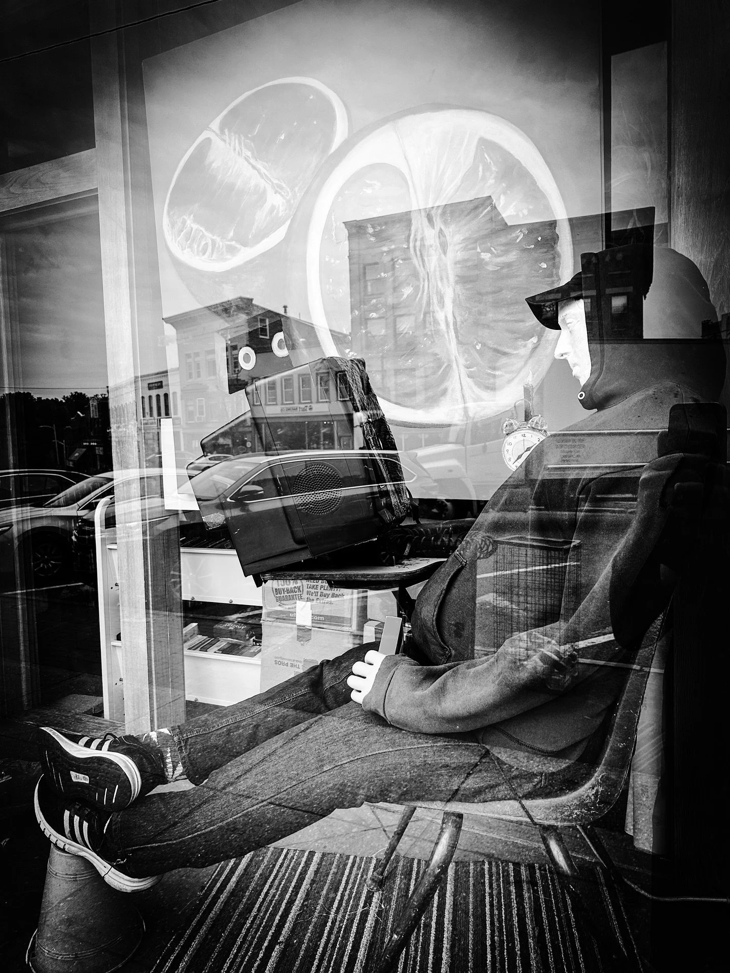 More town @visions.video @northamptonfarmersmarket #streetphotos #streetphotography #blackandwhite #blackandwhitephotography #colors #colorphotography #summer #farmersmarket #videostore