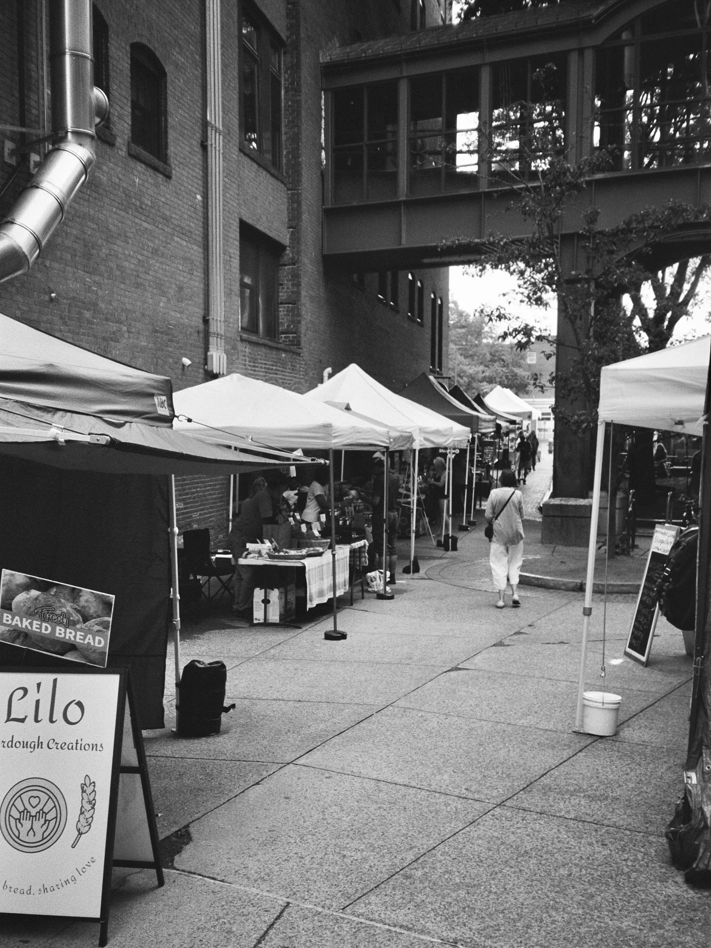 More film photos @tuesdaymarket @abracadabrafilmlab #farmersmarket #blackandwhite #blackandwhitephotography #streetphotography #streetphotos #architecture #35mmfilm #filmphotography