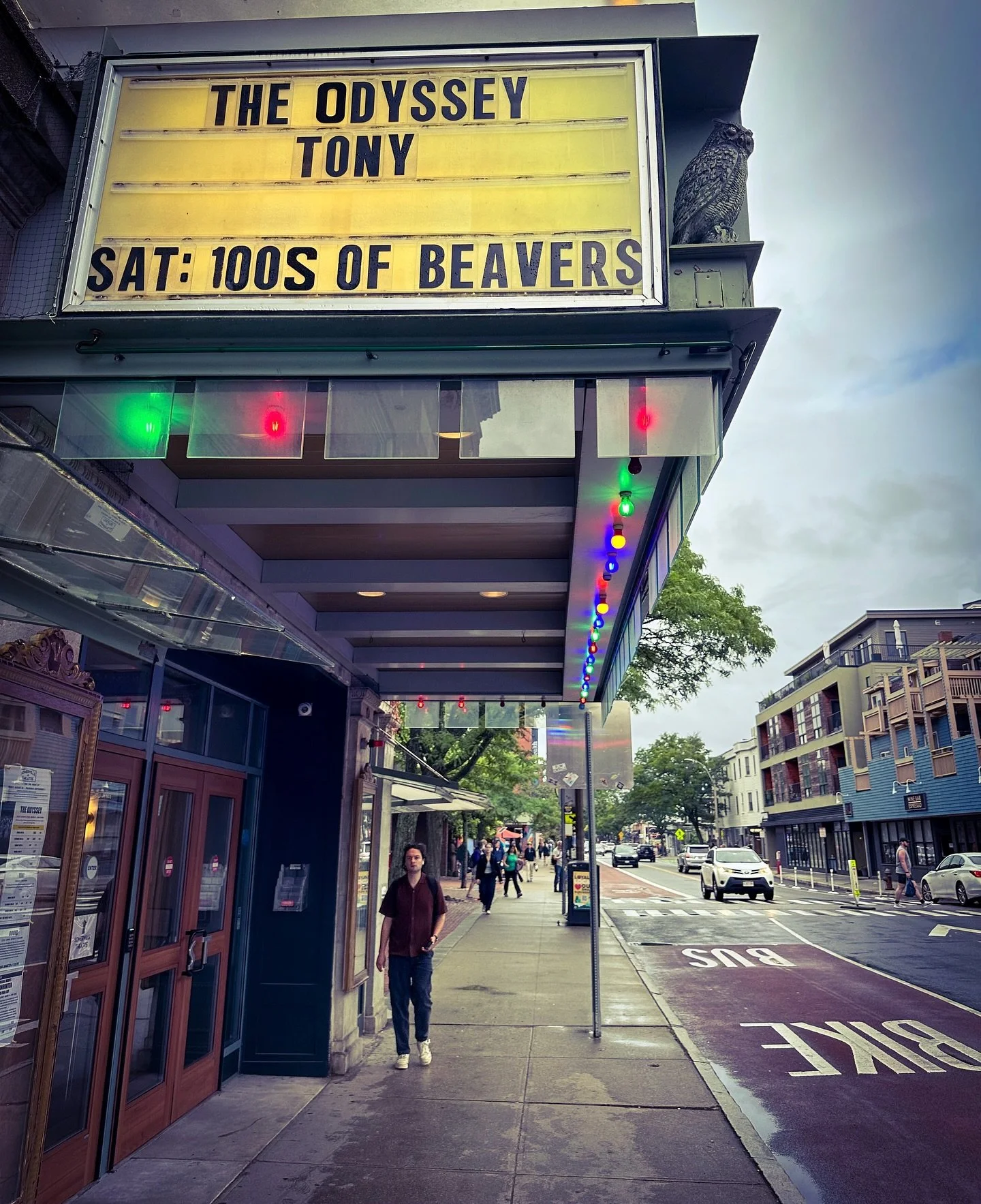@somerville_theatre #theatre #theater #streetphotos #streetphotography #colors #colorphotography #movies #movietheater