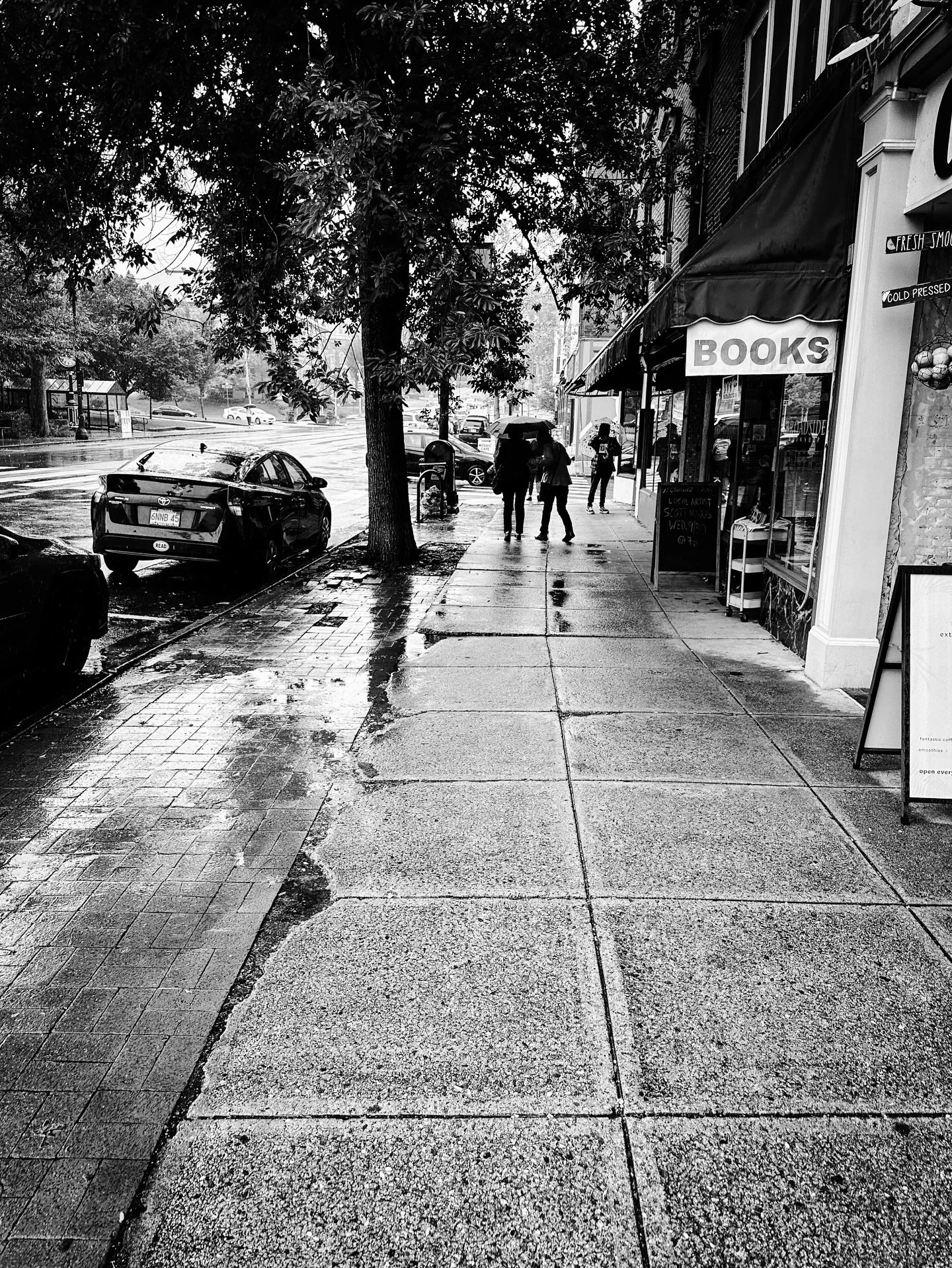 Fool in the rain #rain #rainy #rainyday #blackandwhite #blackandwhitephotography #streetphotos #streetphotography