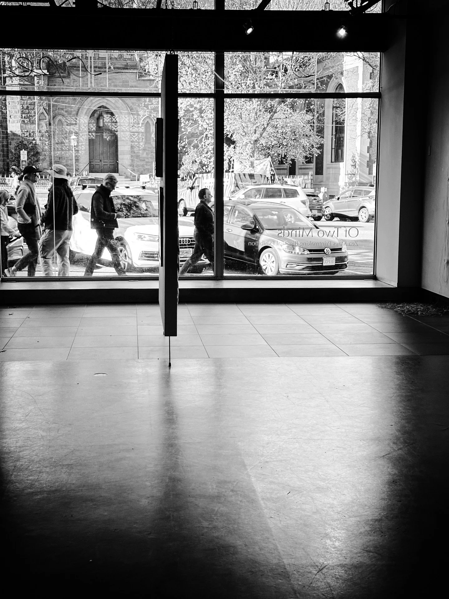 In town @apearts @sip_413 #streetphotos #streetphotography #blackandwhite #blackandwhitephotography #town #coffee #mocha #gallery #artgallery #cafe