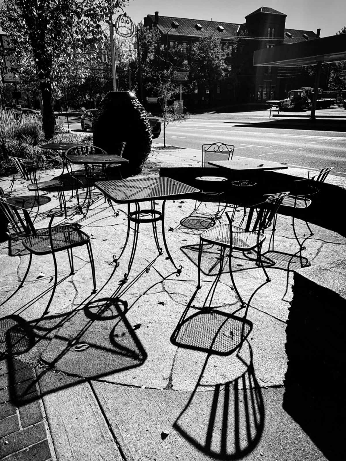Shadow party #shadows #streetphotos #streetphotography #blackandwhite #blackandwhitephotography #architecture