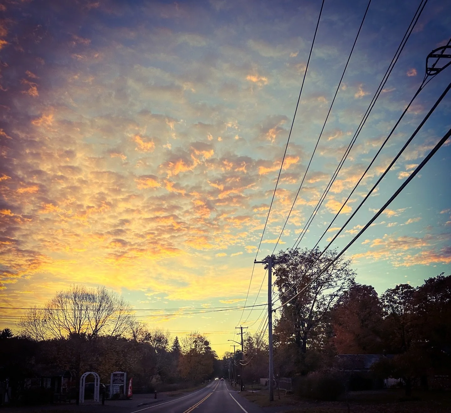 Fall morning #fallvibes #autumnvibes #morning #sky #clouds #colors #fallcolors