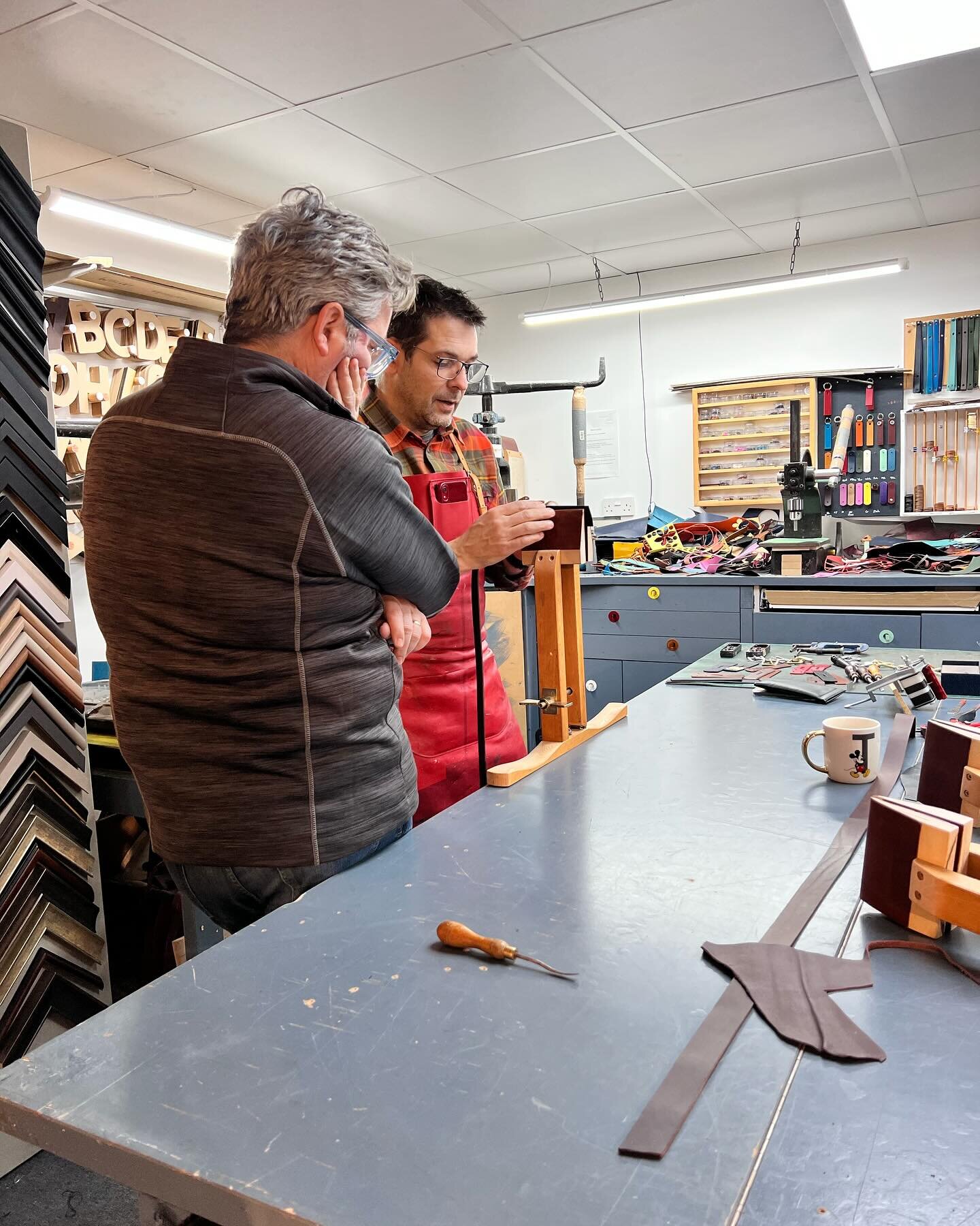 Another great belt making workshop, the first of the New Year.
Everyone left happily with their own handmade bespoke, stitched leather belt .

#leatherwork #belts #beltmaking #courses #making #workshop #leathercraft #leathergoods #accessories #gift #