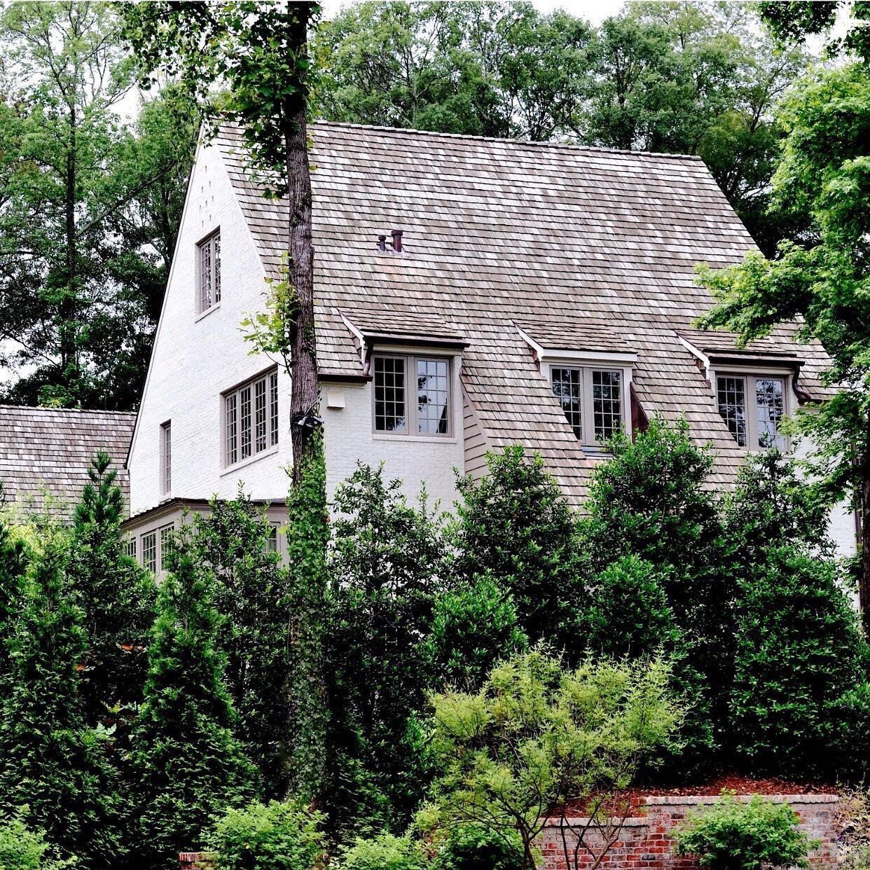 It&rsquo;s nice to think about what you will see from your neighbor&rsquo;s property just as much as from within your own. Some of you have seen the house with the Porte Cochere. This shot is the same house from next door.  Both properties by...
@pet