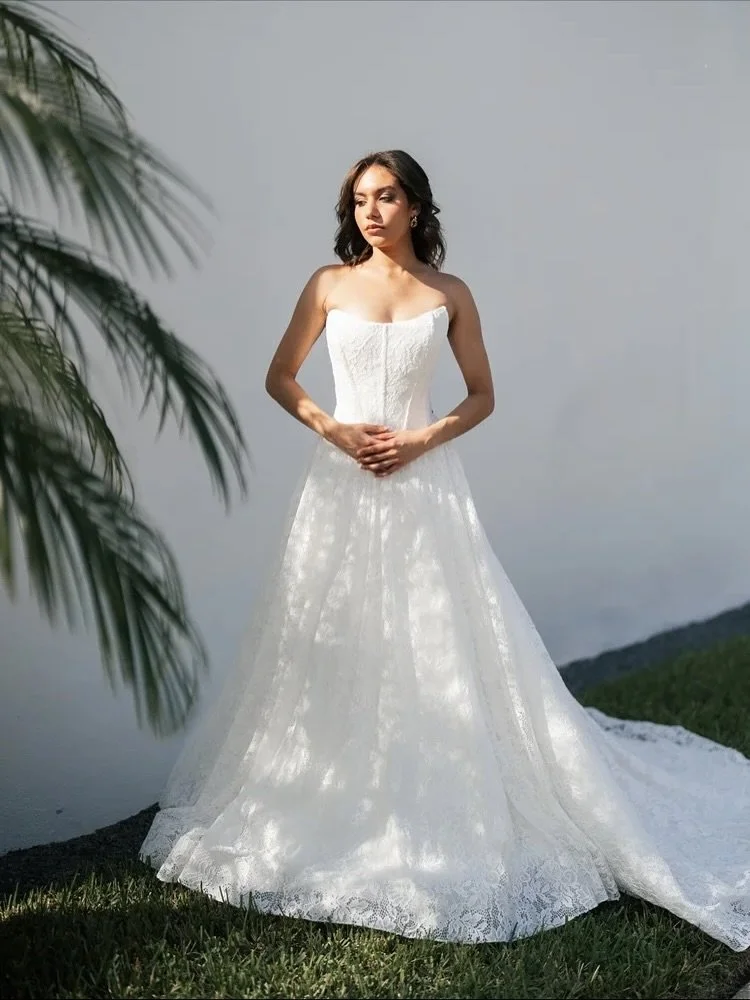 This gown blends structure and softness.
A basque waist corset sculpts the waist, while layers of lace add texture and dimension. The result &mdash; a clean, defined shape that feels both classic and current.

#BridalGownStudio #LaceBallgown #ModernB
