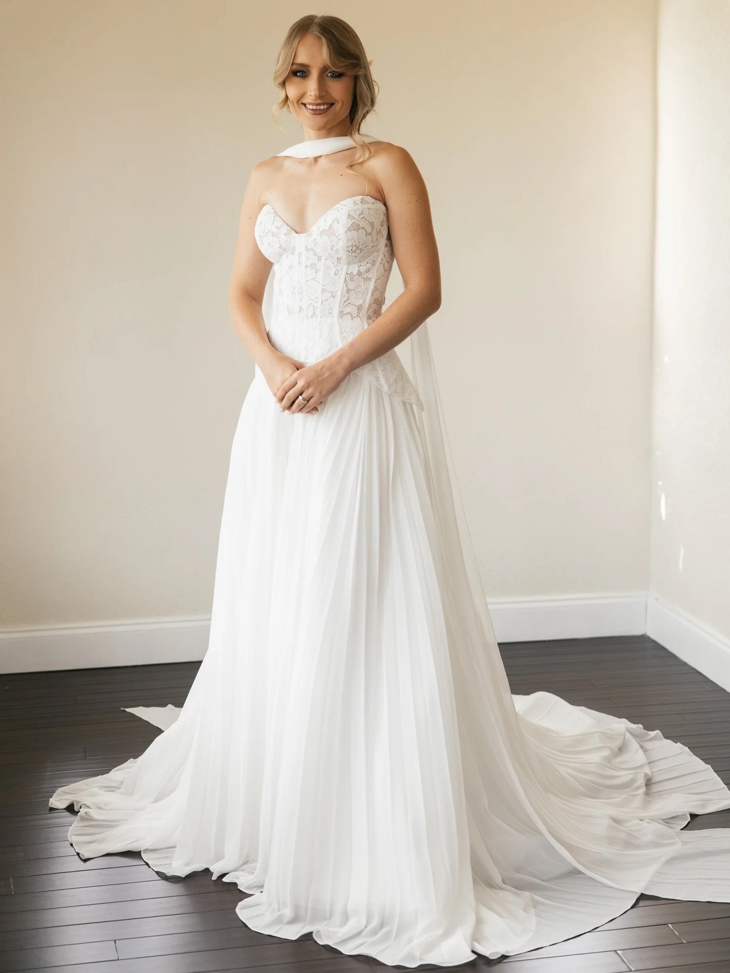 HA2999A feels light, romantic, and effortless. From the lace corset bodice to the flowing chiffon skirt, every detail is designed to move beautifully with you.