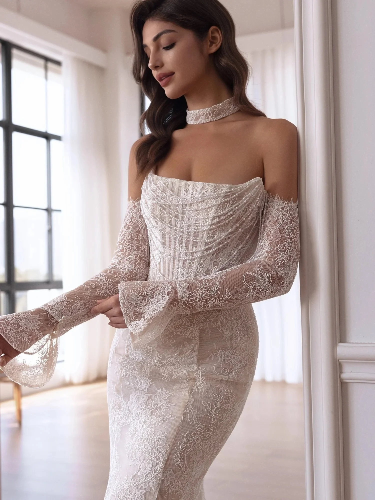 Pearls, lace, and a silhouette that knows exactly what it&rsquo;s doing ✨
This bateau neckline brings a timeless elegance, while the corded lace and pearl-beaded bodice add just the right amount of detail. Finished in a figure-hugging mermaid silhoue