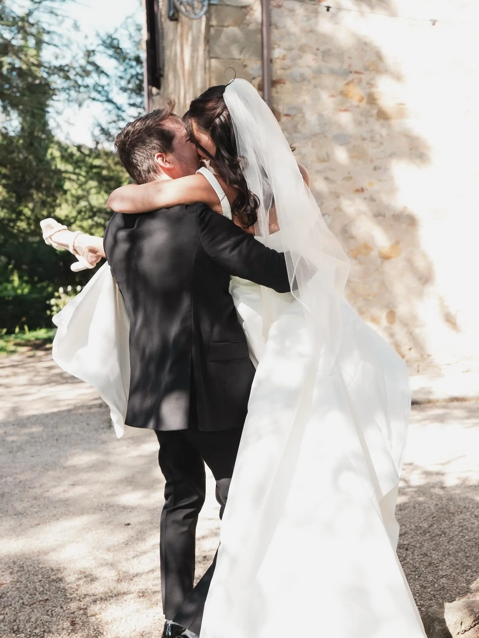 Our bride Melissa in the Tuscan countryside 🤍
A clean square neckline, soft A-line skirt, and the sweetest hint of sparkle at the waist made her gown feel timeless, effortless, and perfectly romantic against the backdrop of @villacinituscany.
Congra
