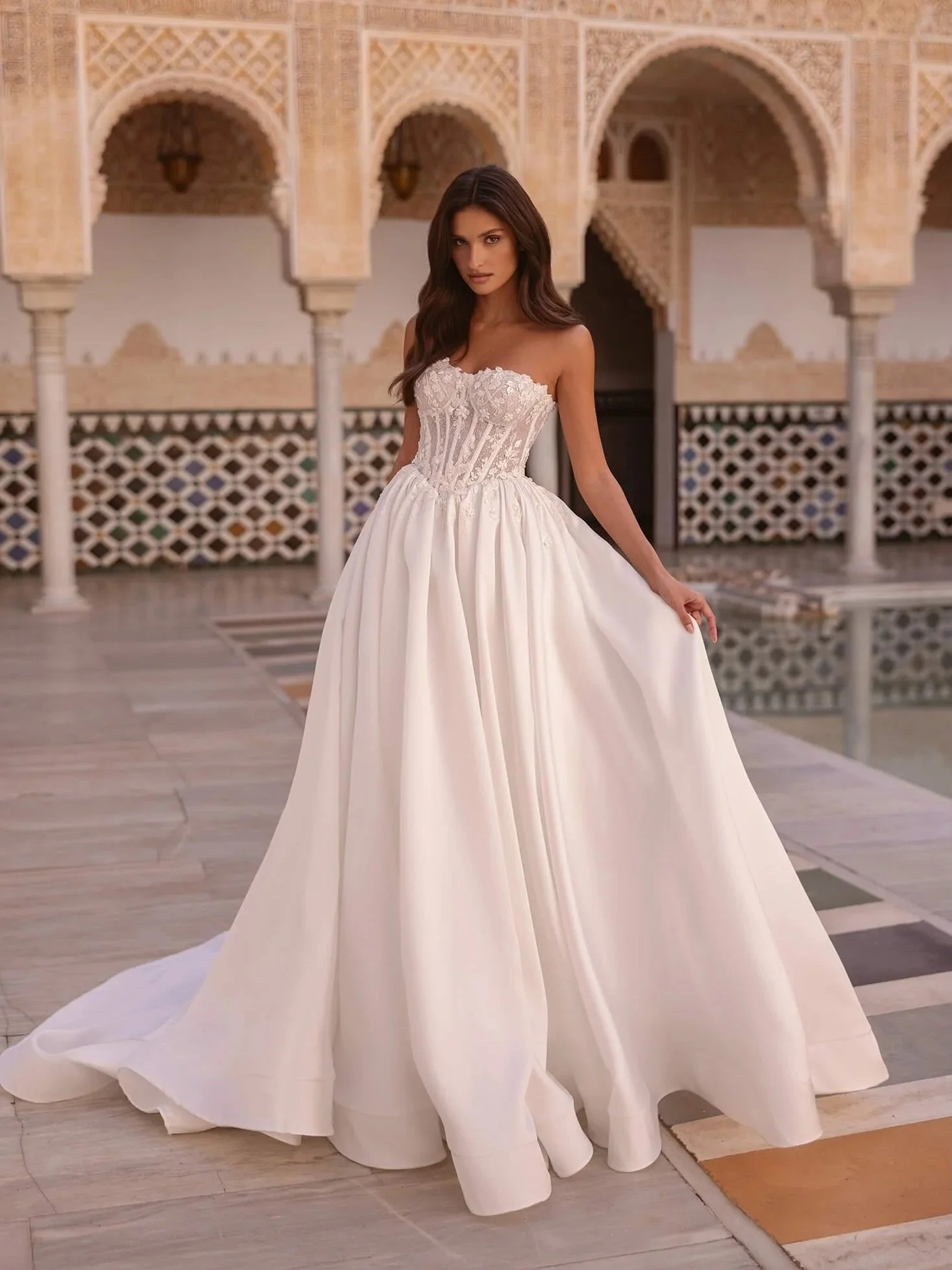 A beaded lace corset, sculpting V-shaped waist, and clean mikado A-line skirt with pockets&hellip; modern bridal elegance at its best. 🤍