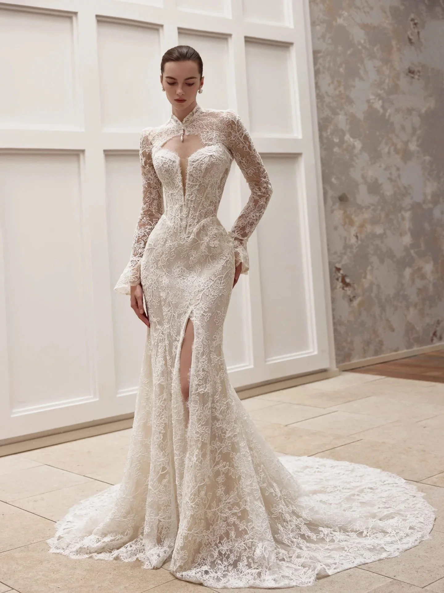 A lace mermaid moment with a little something extra ✨ HUBS7155 transforms from a sculpted sweetheart gown into a completely new look with its matching high-neck lace bolero. Add the thigh-high slit and sweeping lace train, and she&rsquo;s impossible 