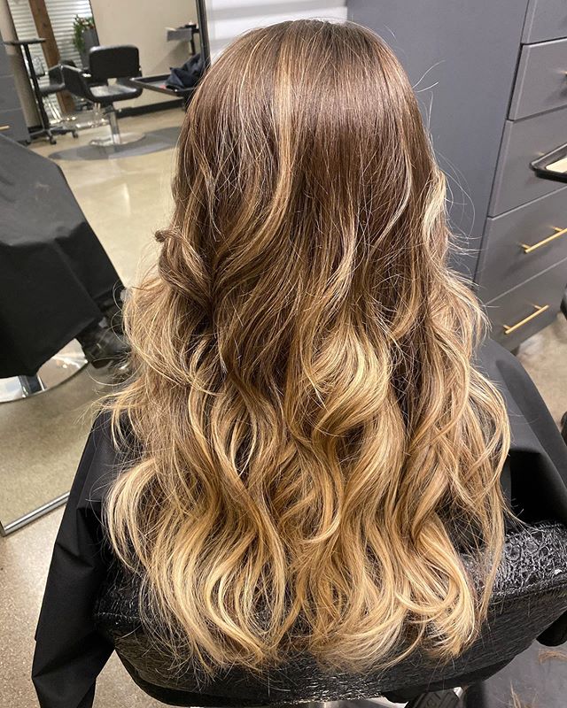 I just love when a client returns just for a cut and her color still looks amazing after 8 months!!!
#voiagesalon #lovewhatyoudo #cdahairstylist #behindthechair