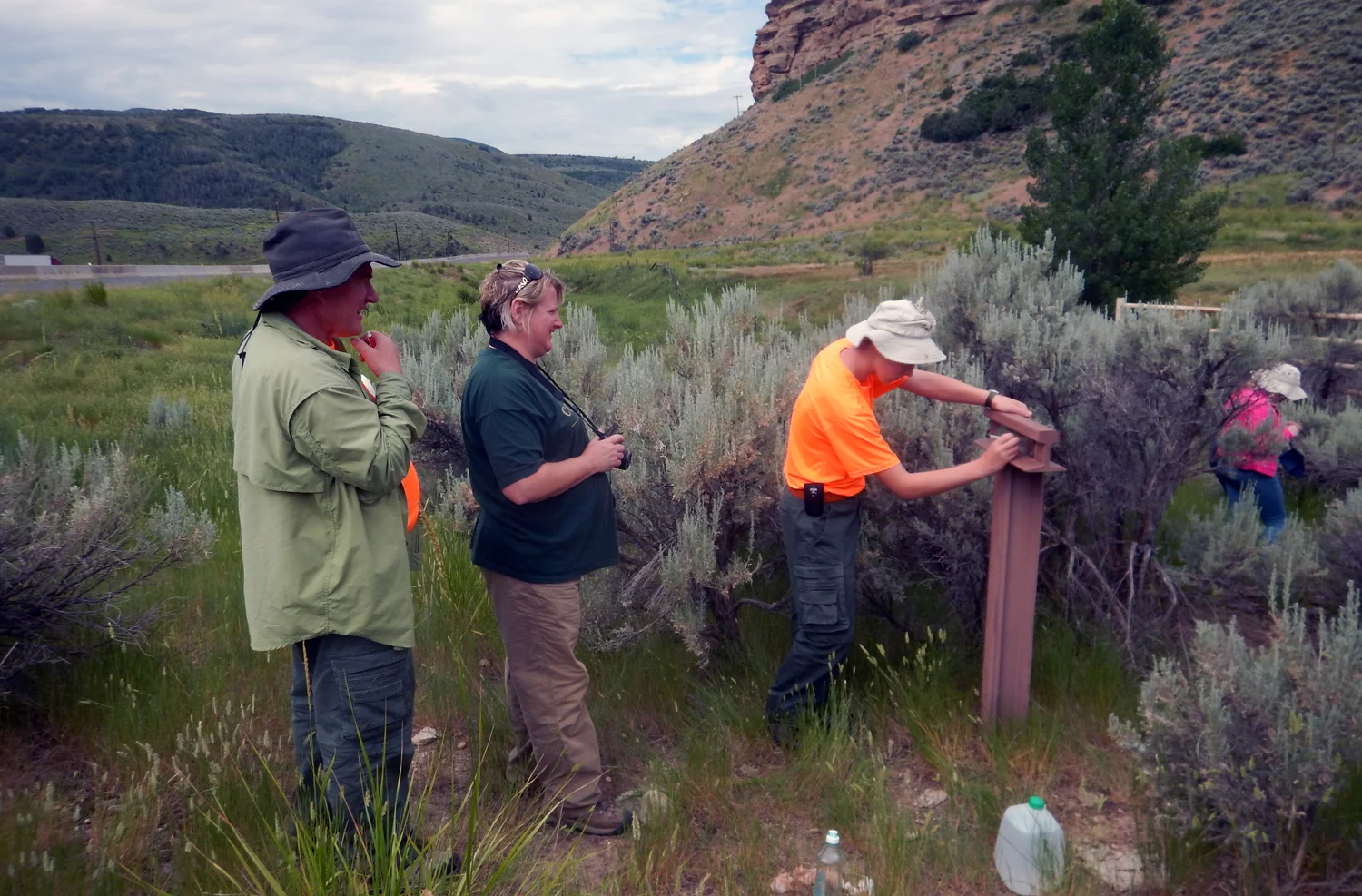 family.project.cleaning.hastings.trail.and.pony.express.signs.echo.canyon.3.jpg