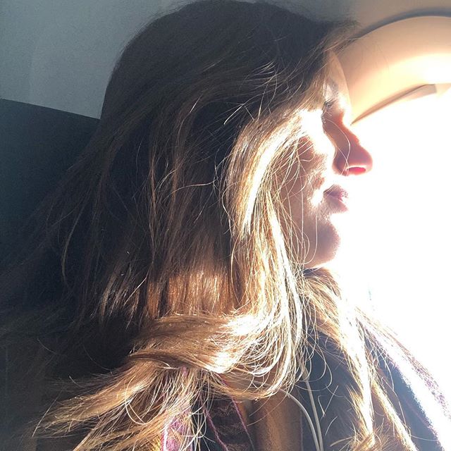 When you get a window seat on the sunny side of the plane .... ☀️🥰⁣
.⁣
.... you bask in the sun for 2.5 hours ✈️ ⁣
.⁣
You better believe I&rsquo;m also enjoying every moment of this magnificent view from above. I love nothing more than getting a win