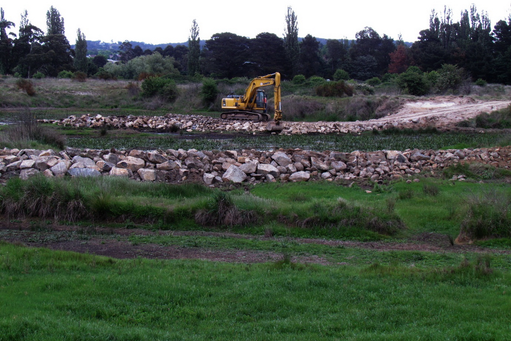 Goulburn-Divalls-constructing-berms.jpg