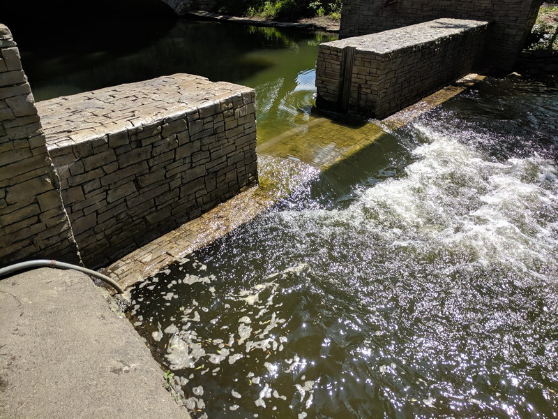 Attractive spillway