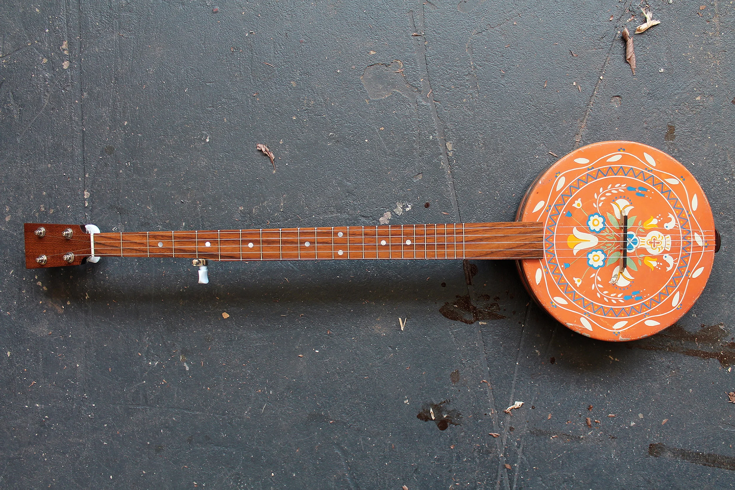 Amish Flowers Cookie Tin Banjo