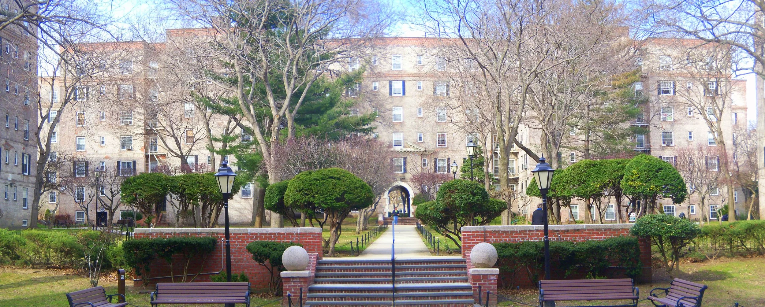 The beautiful courtyards and pathways of Boulevard Gardens ( photo: Wikimedia Commons )