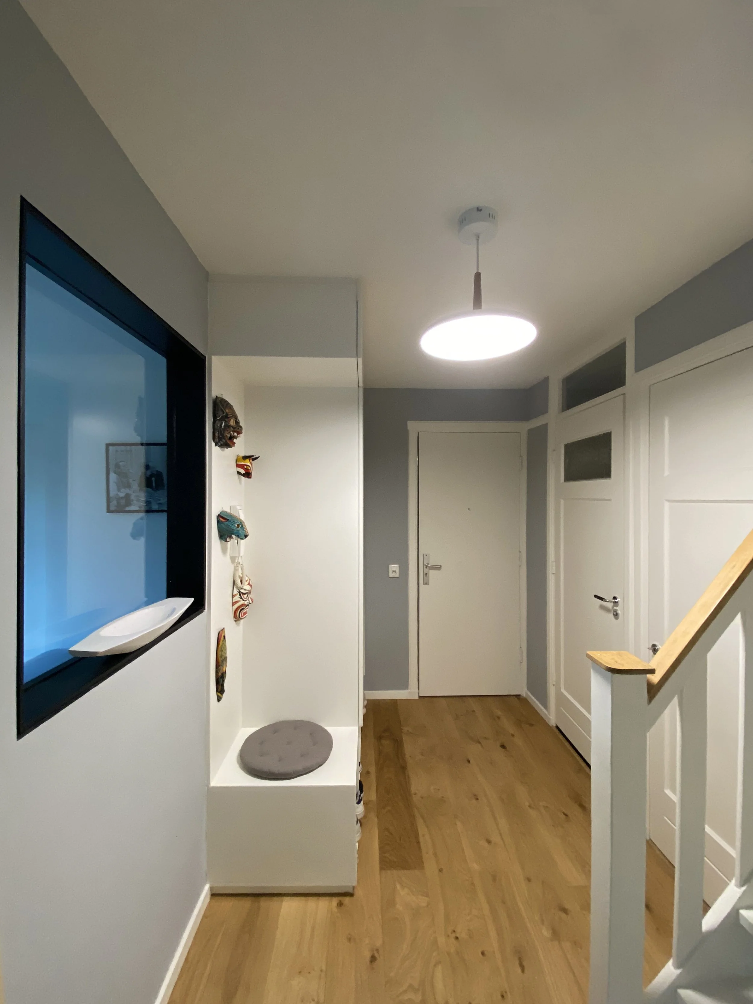  Entrance area with built-in closet and bench 