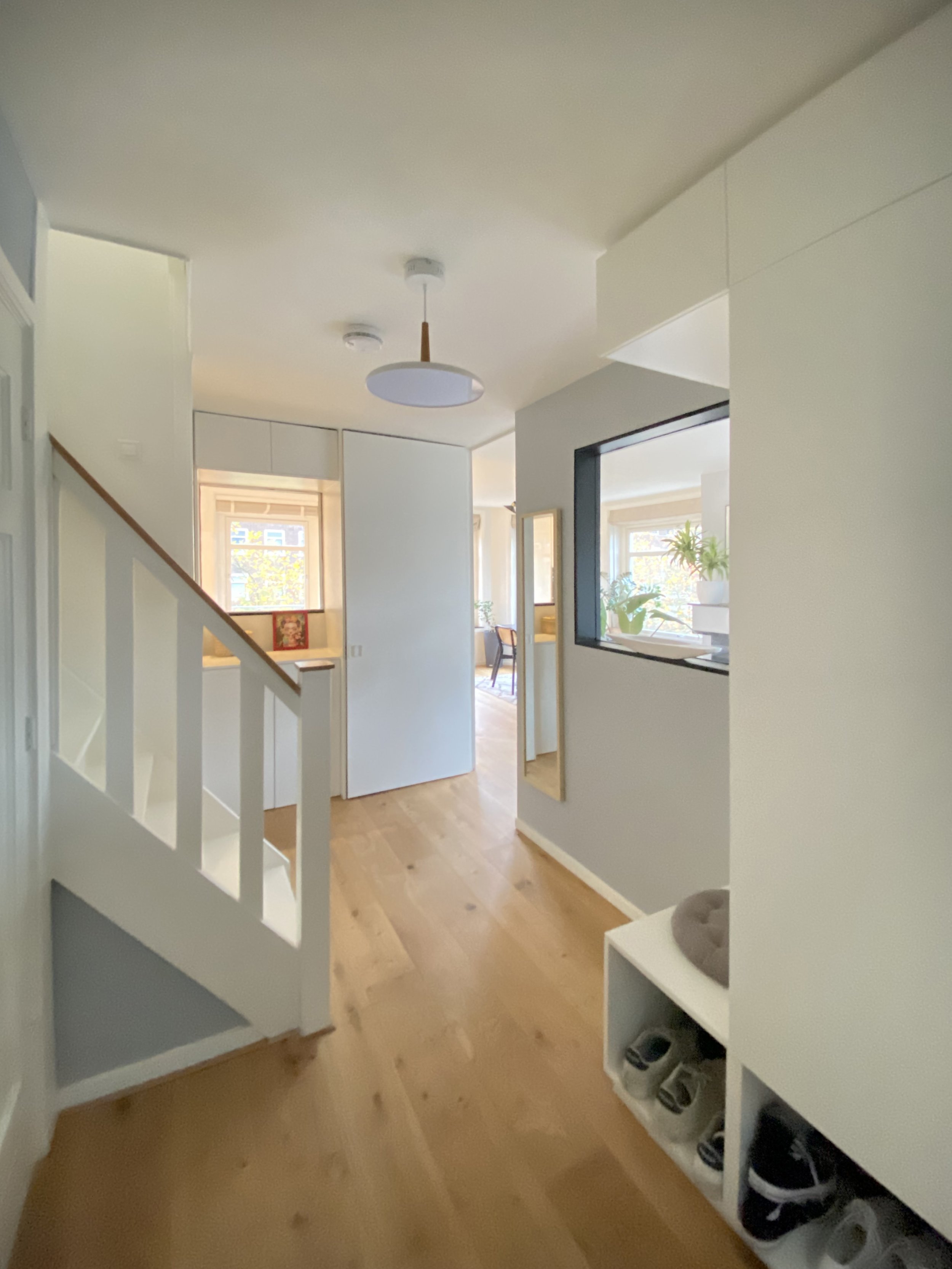  Light and transparency into the entrance 