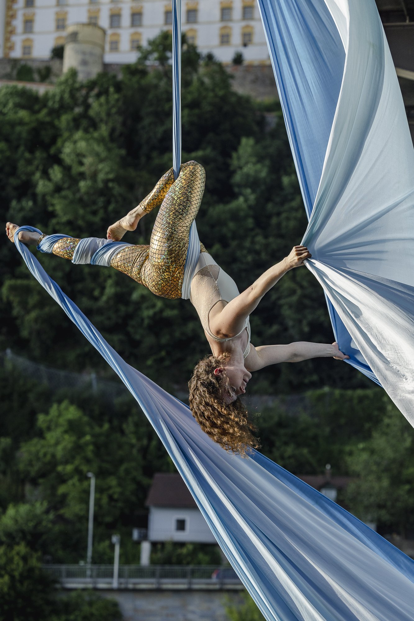 Bauchtanzen in Shisha-Bars und Luftakrobatik über Wasser.
