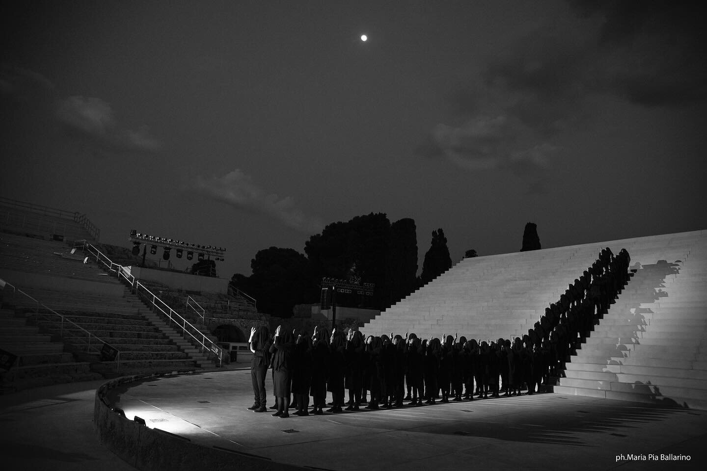 EDIPO RE
Sophocles
Director: Robert Carsen
Set Designer: Radu Boruzescu
Costume Designer: Luis F. Carvalho
Lighting Designer: Giuseppe di Orio
Composer: Cosmin Nicolae
Choreographer: Marco Berriel
Dramaturge: Ian Burton
Director Assistant: Stefano Si