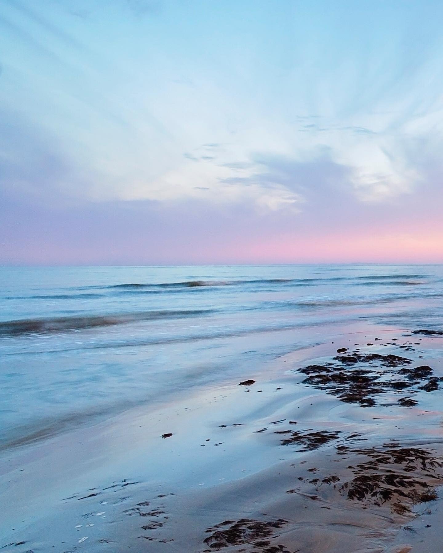 Isle of Wight sunrise. This is the beautiful Compton beach, location of the famous dinosaur footprint fossils 🦕 🐾